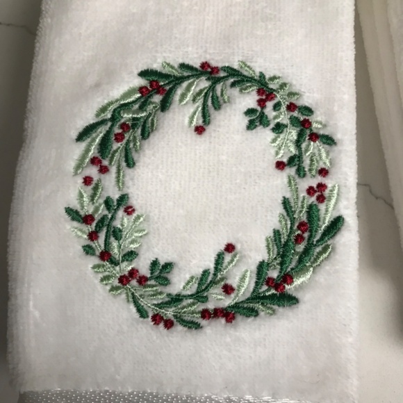 Set of 4 Winter Festive Hand Towels 2 pair Wreaths and Cardinals 18 x 11” NWOT - Picture 7 of 7